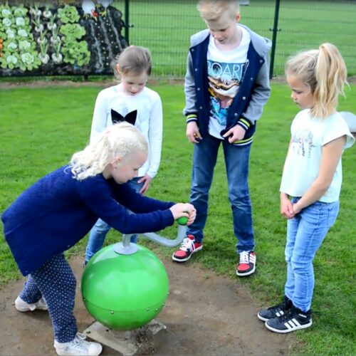 Speeltoestel Spelzone 10 Draai aan de hendel om energie op te wekken. Human powered. Geen stroomaansluiting nodig.